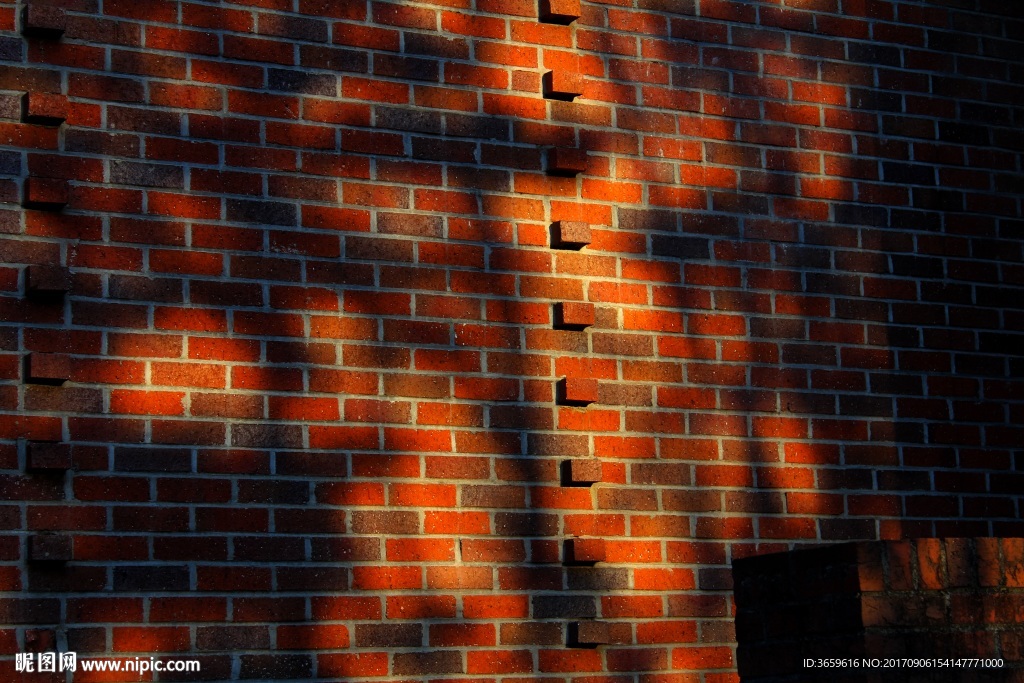 阳光下的红墙砖