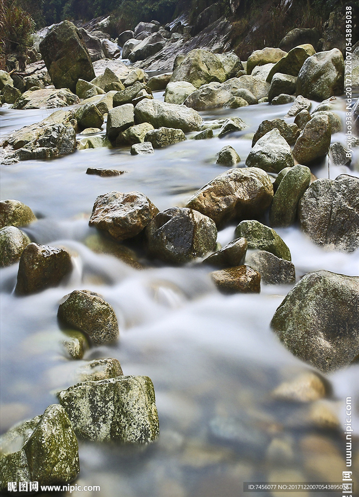 溪流水中石高清玄关过道
