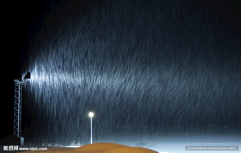 灯光下雨水