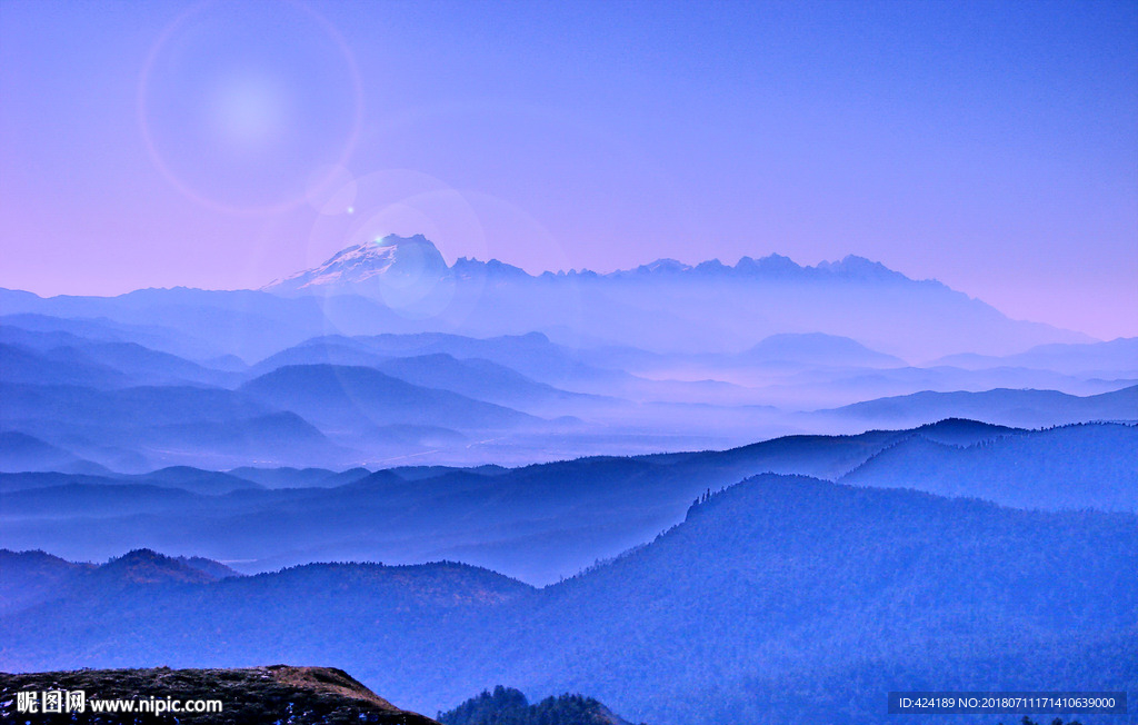 朦胧山远景雪山风光景
