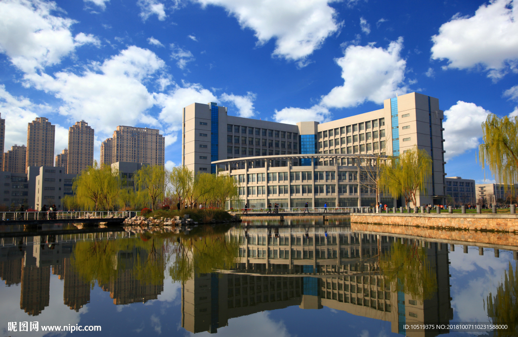 蓝天 白云  建筑 倒影 职大