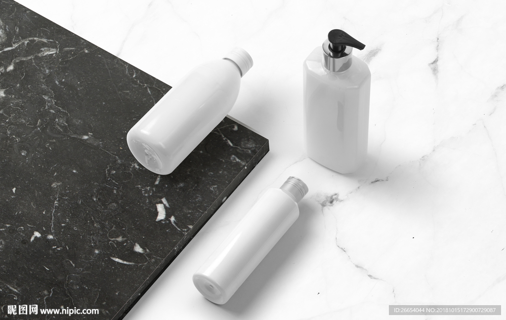 化妆品瓶子刷子侧视展示样机源文