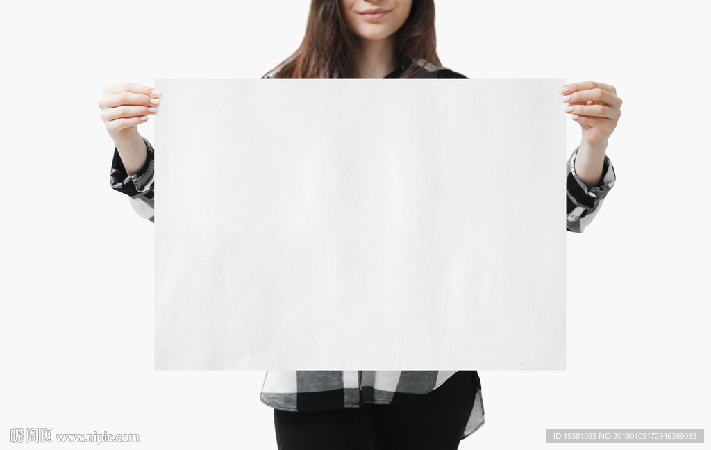 美女手拿设计作品展示产品模型