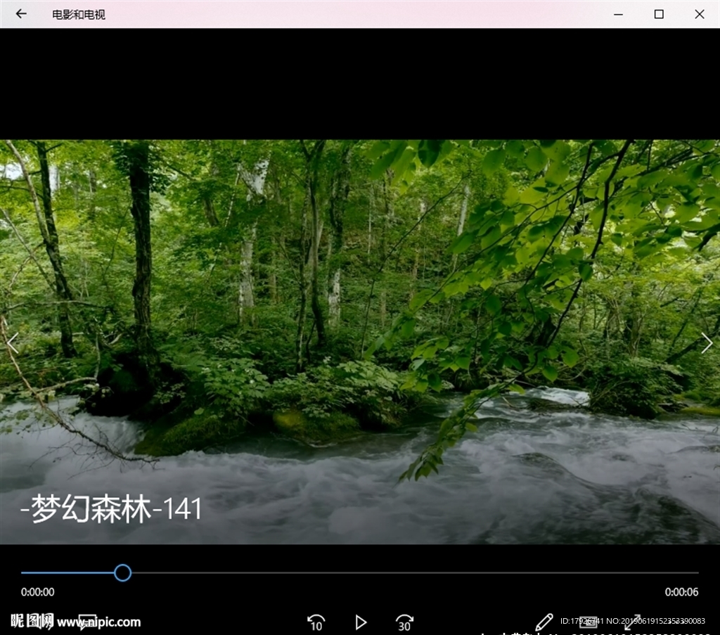 树林小溪