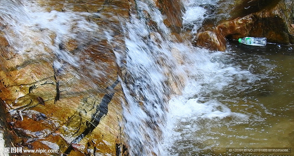 泉水流淌实拍视频