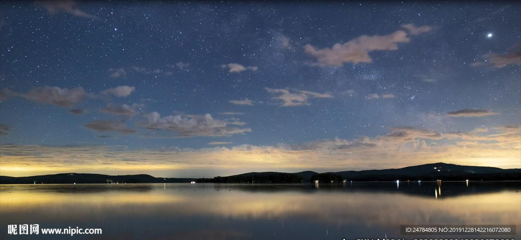 平静湖面上繁星点点的夜空