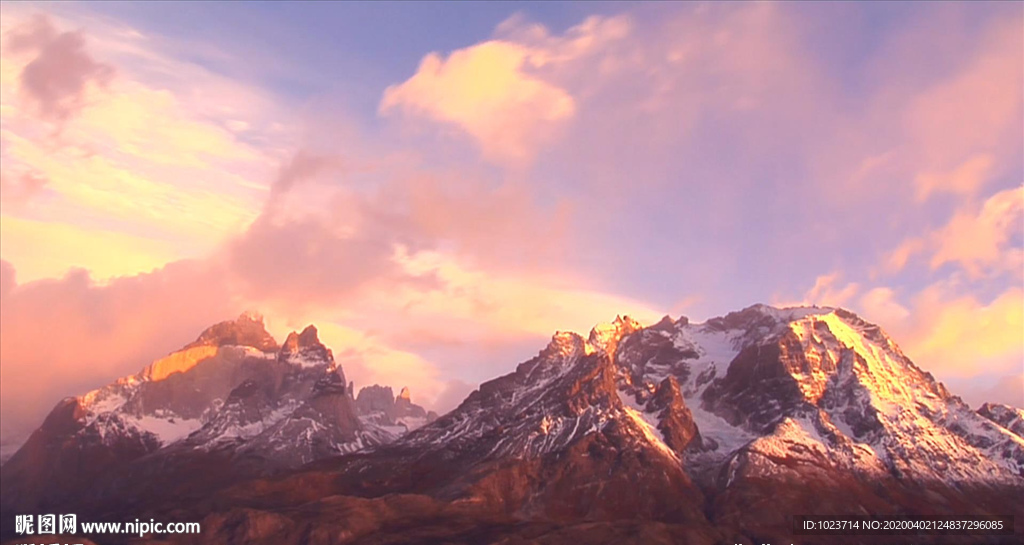 夕阳雪山