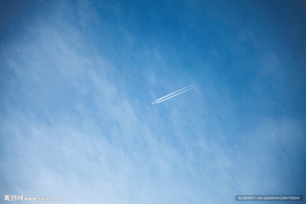 蓝天和飞机图片