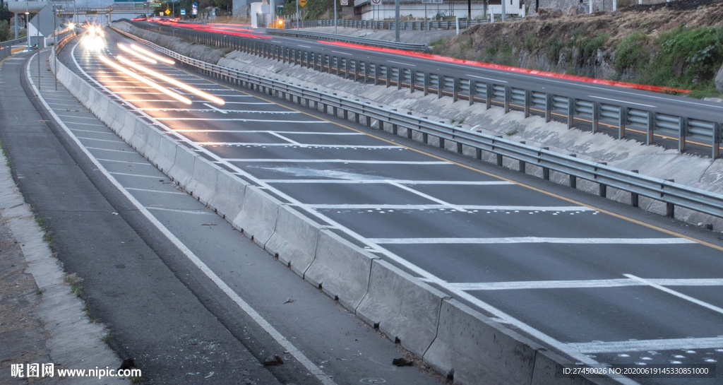 繁忙的道路，低曝光