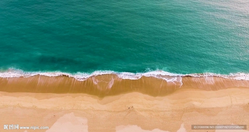 海浪冲刷沙滩