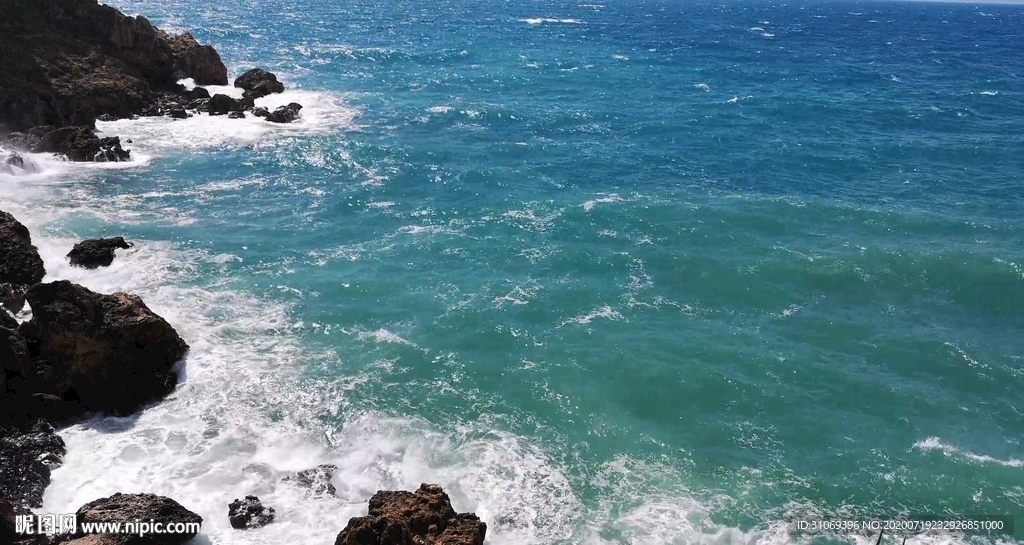 碧绿海浪岩石海岸