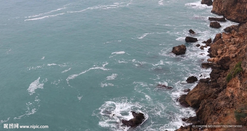 海浪冲刷海岸岩石