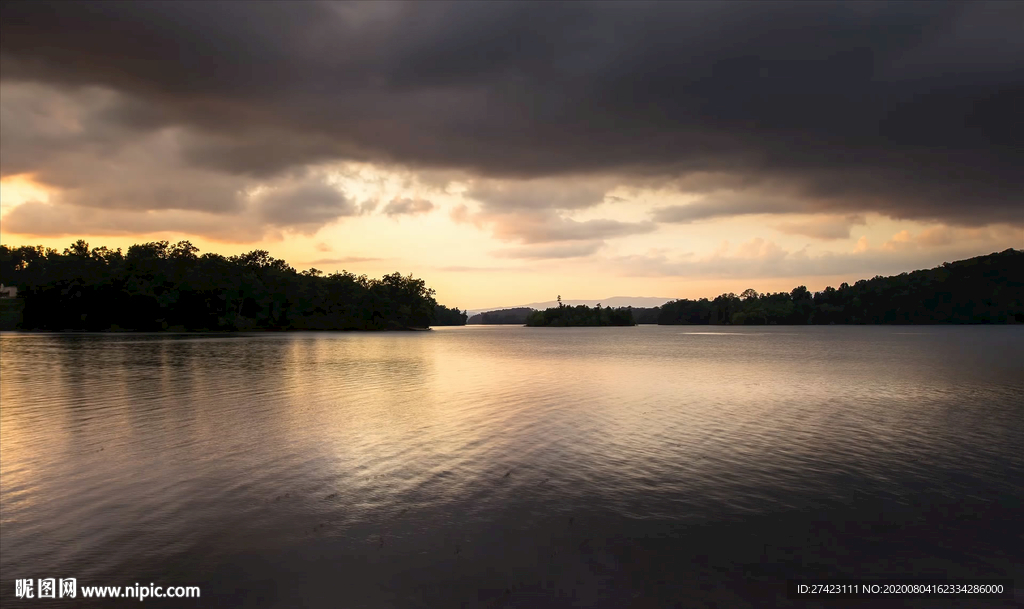 夕阳下平静的湖面 延时摄影视频