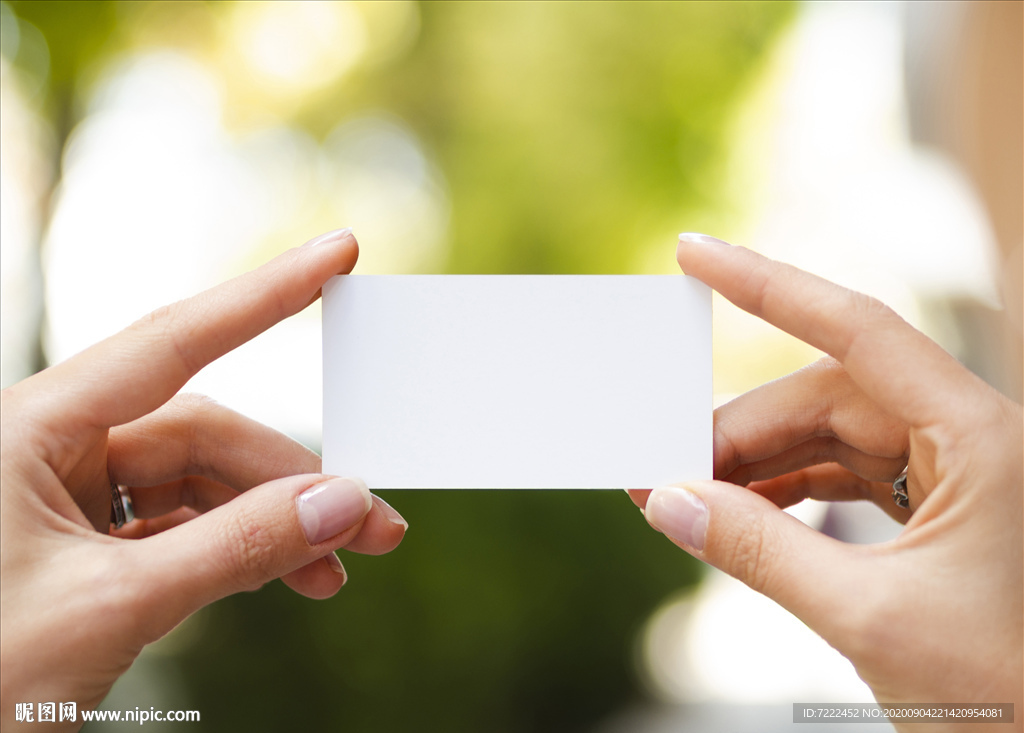 女性的手拿名片