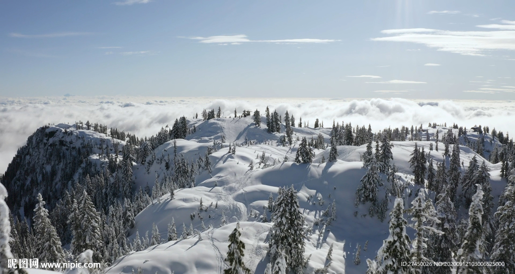 白雪皑皑的山丘与云