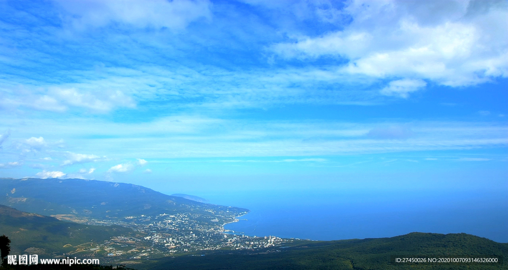 从山顶上眺望天空