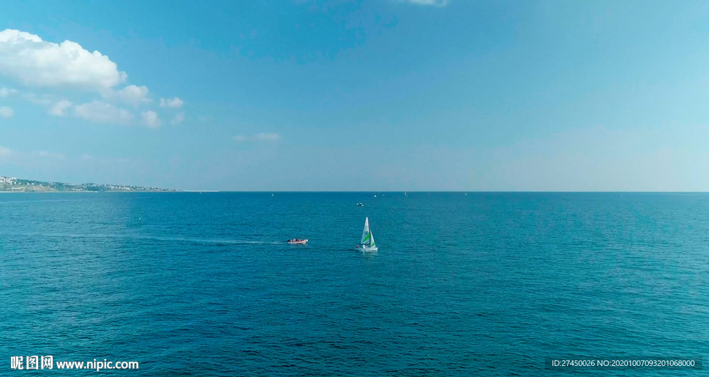帆船驶离海滩