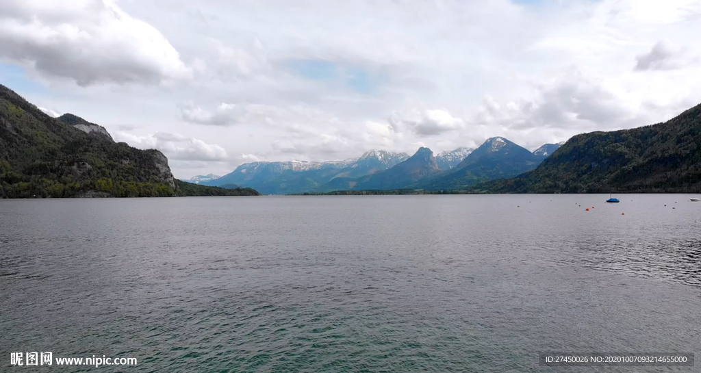 湖泊和山脉的景观