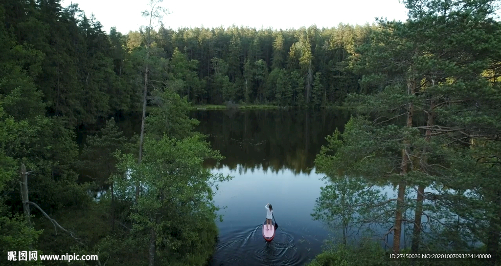 桨板上的女人在湖中