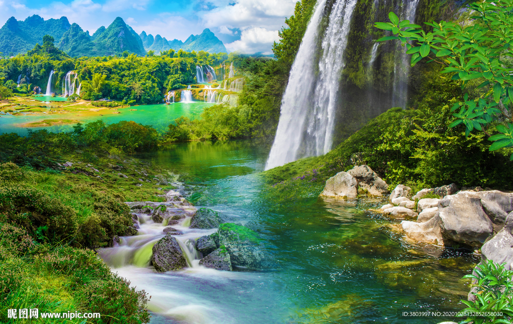 富水长流 山水风景画