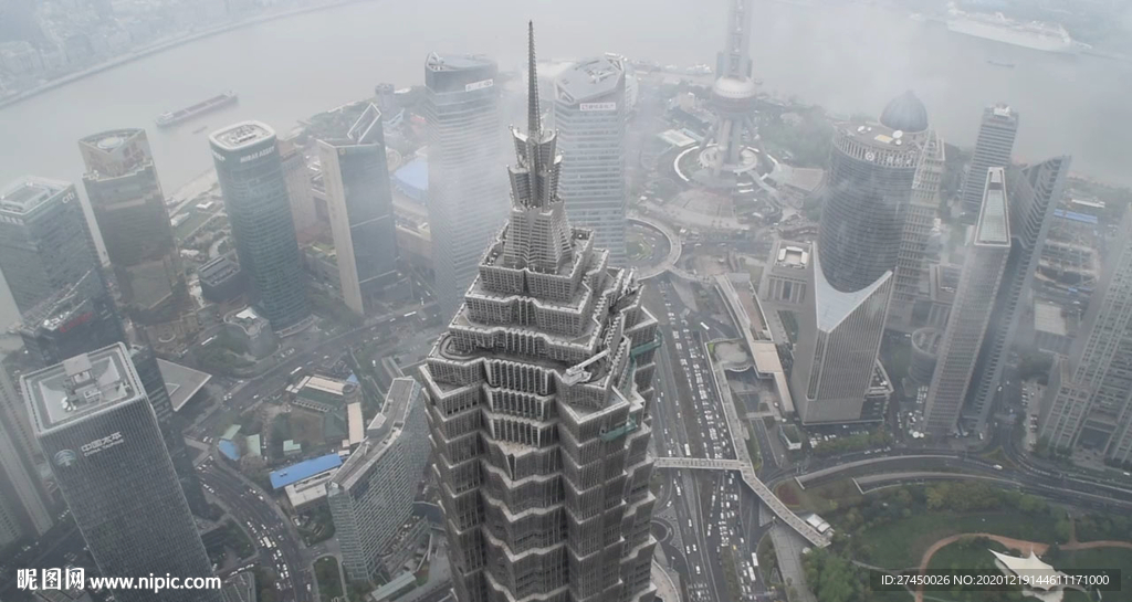 上海摩天大楼穿过云层