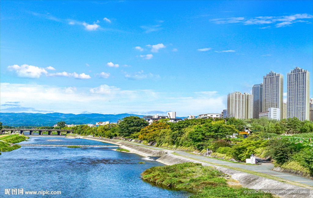 蓝天白云草地背景