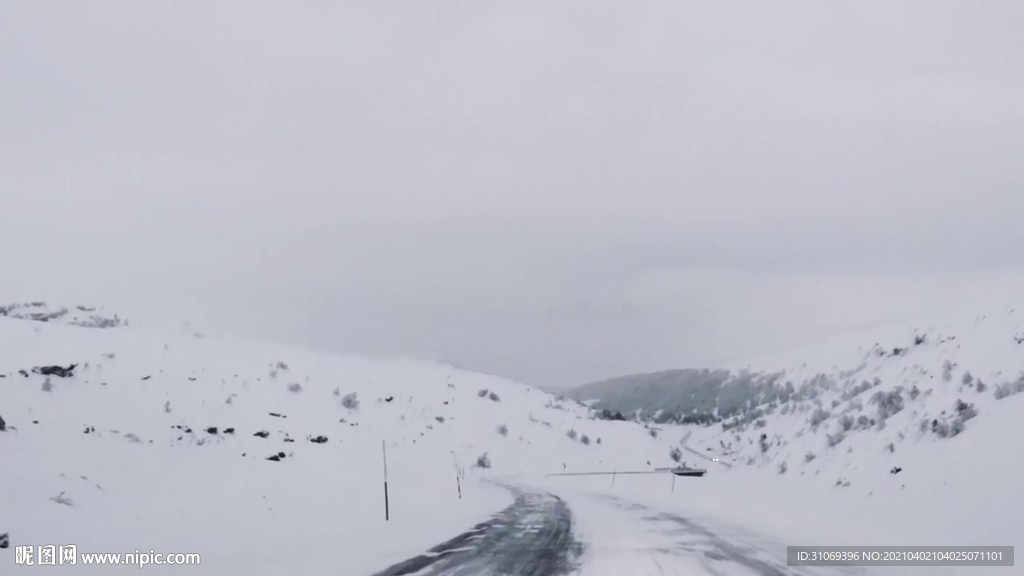 在积雪覆盖的山路上行驶