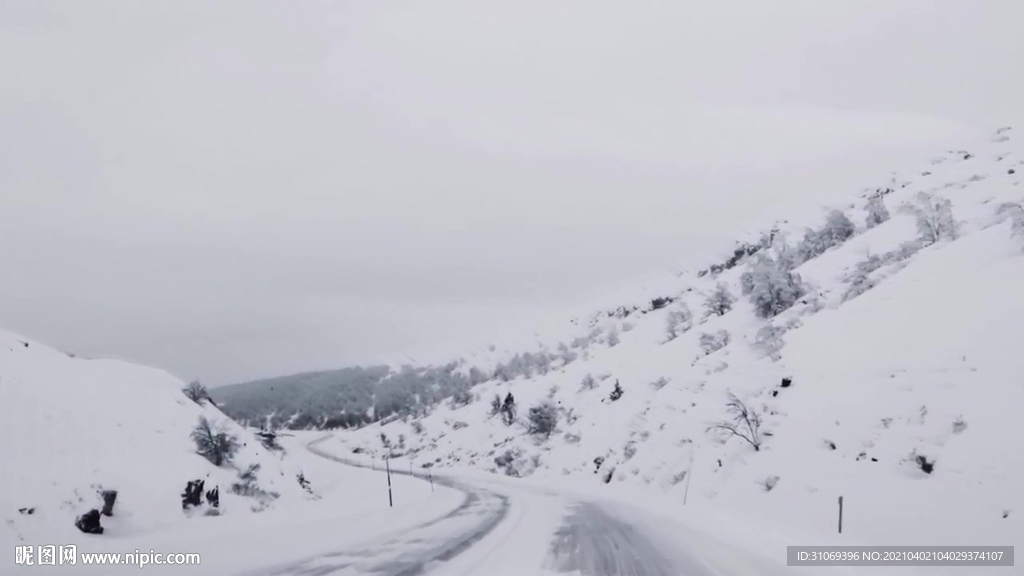 积雪覆盖的乡村道路