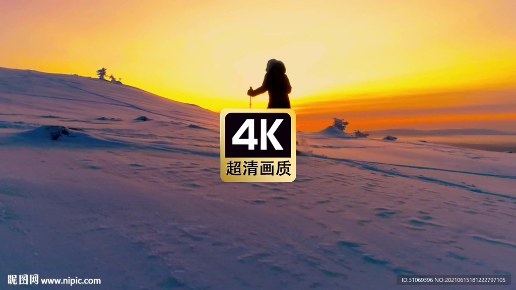 短视频素材滑雪选手行走在雪地上