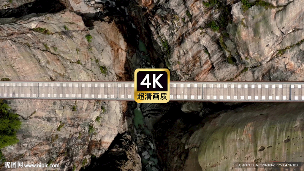 短视频素材唯美航拍峡谷浮桥