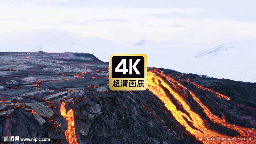 航拍火山口流淌的岩浆