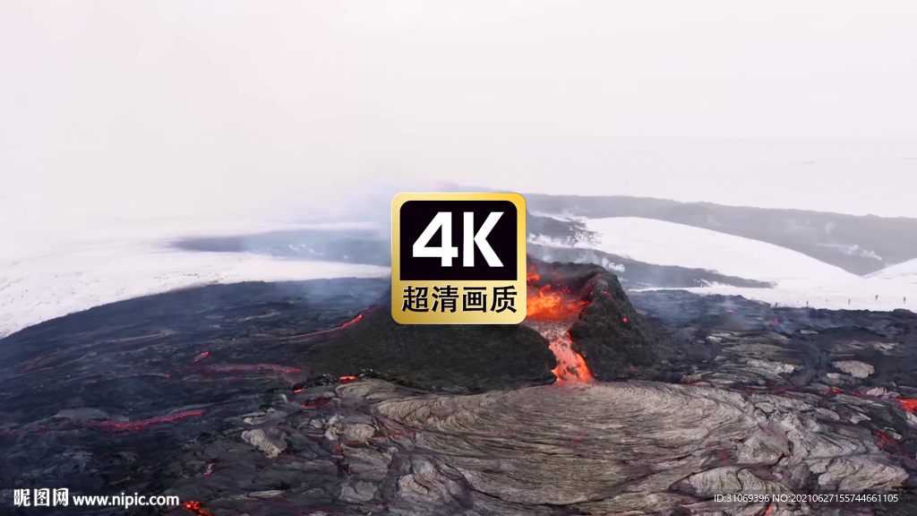 近距离航拍喷射岩浆的火山口