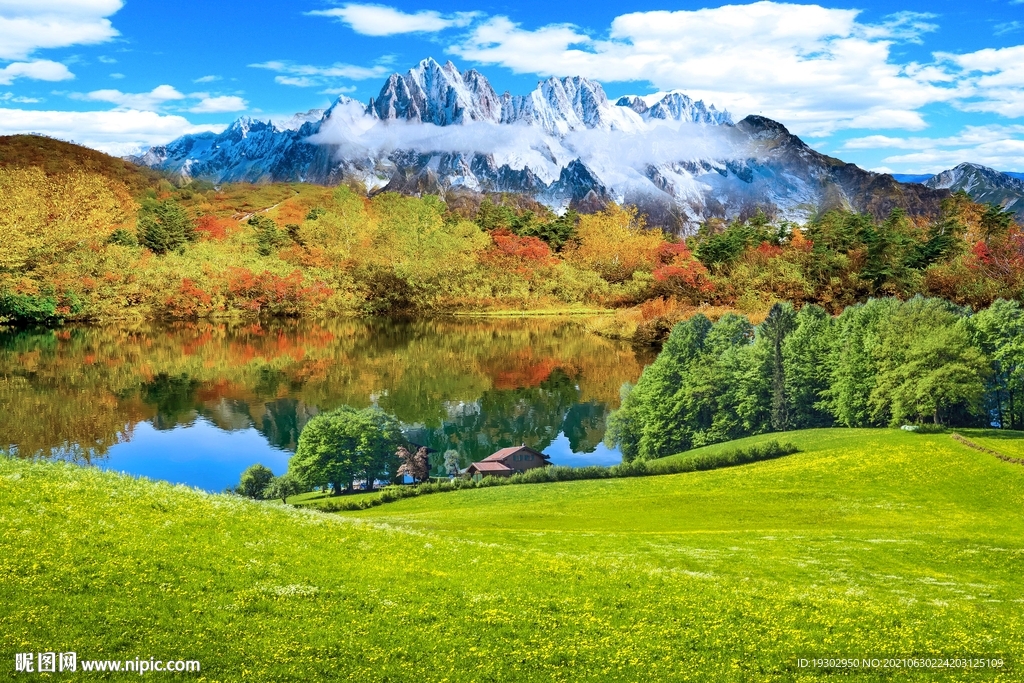 雪山下的湖泊