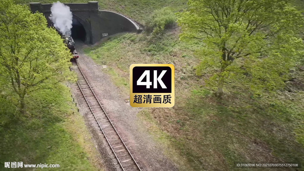 短视频素材火车冒着烟穿过隧道