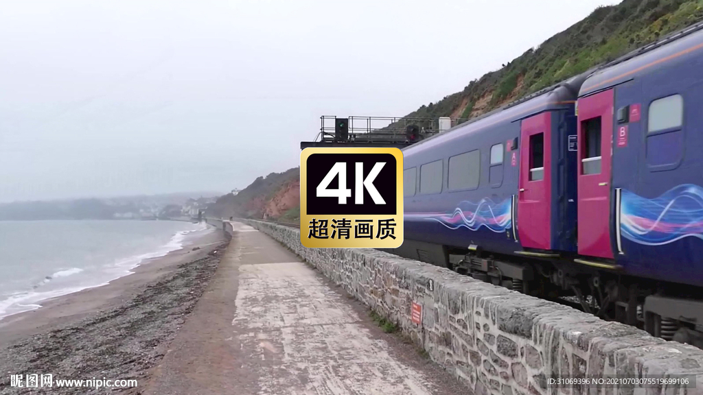 短视频素材海边铁路上行驶的火车