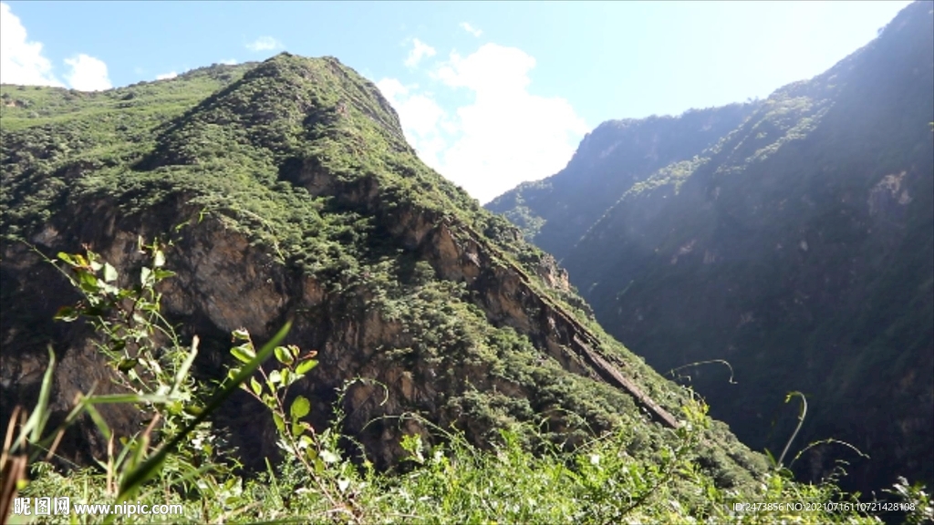 虎跳峡旁边的山