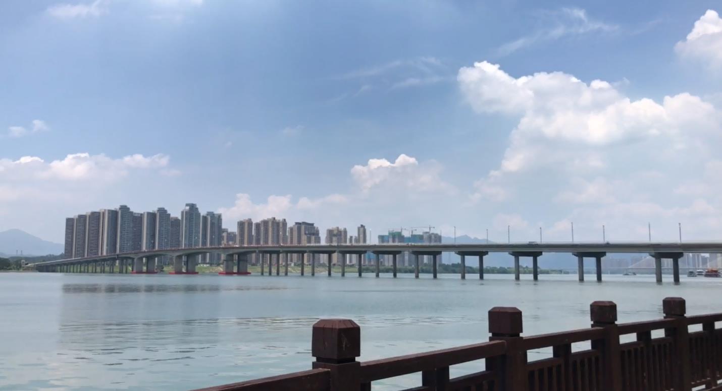 清远清城江心岛沿岸碧水蓝天江景