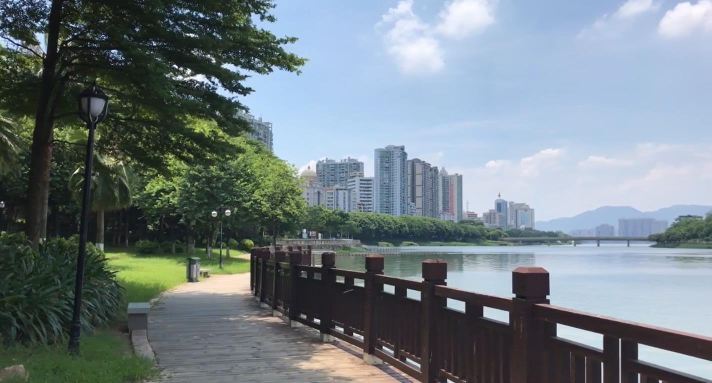 清远清城江心岛沿岸碧水蓝天江景