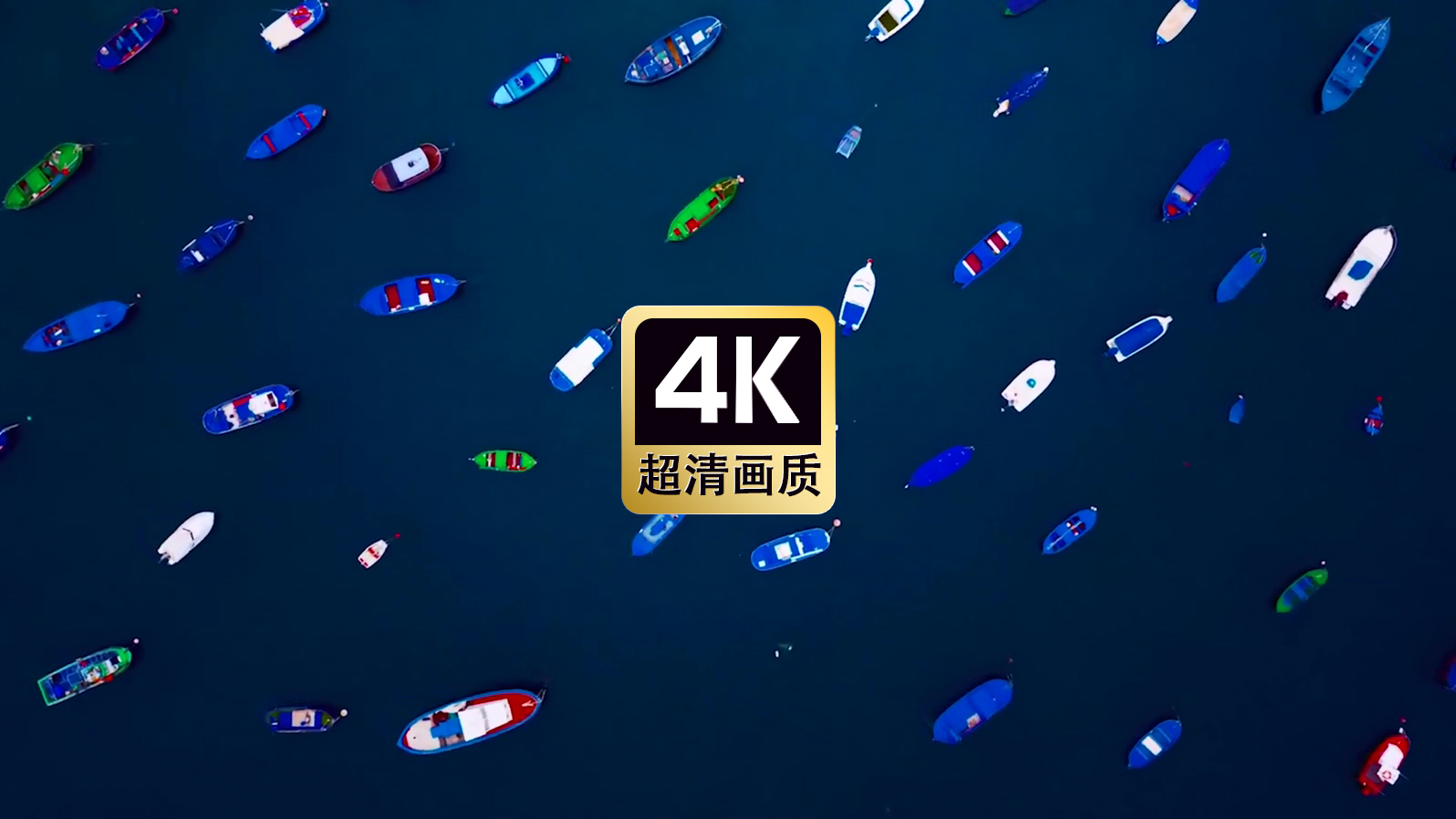 海面上停泊的游艇