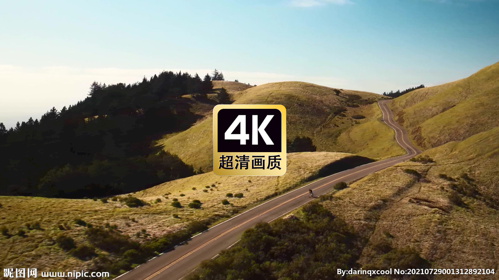 航拍山间道路上骑自行车的人