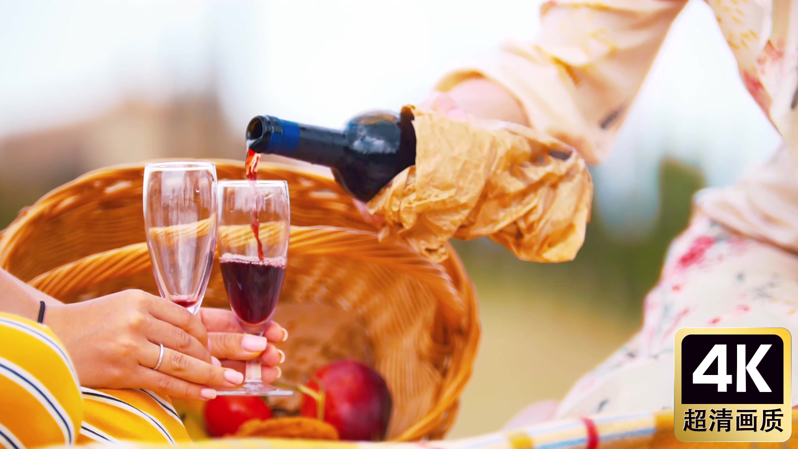 野餐倒红酒的过程