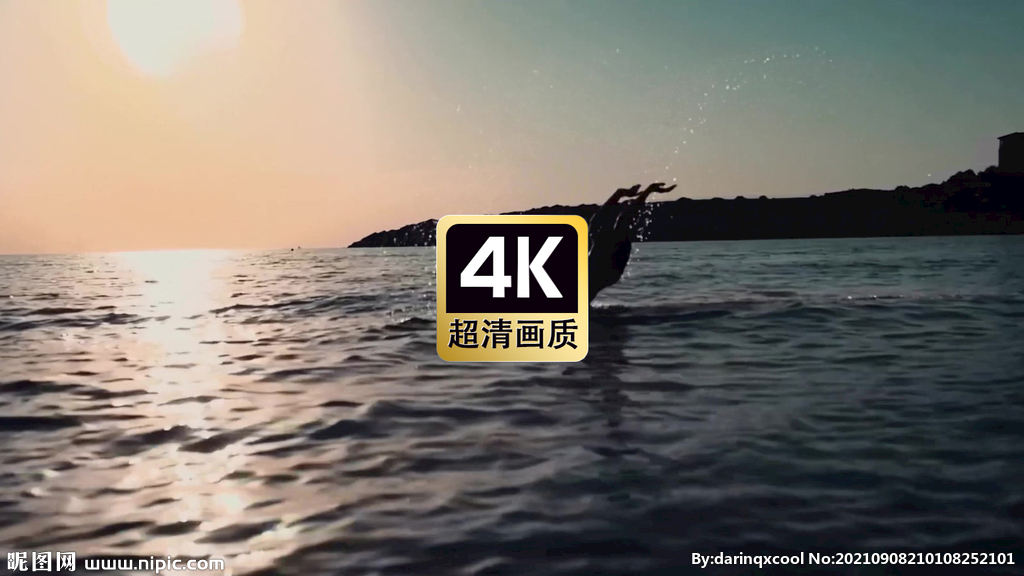 海水中戏水的美女