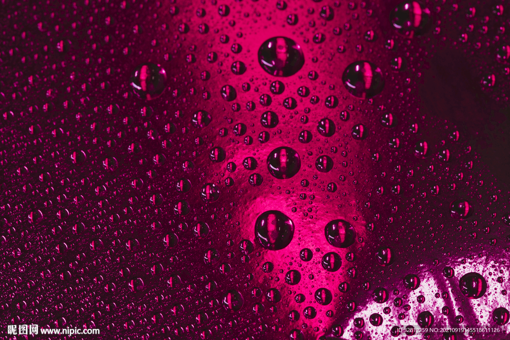落在窗户玻璃上的雨点水珠