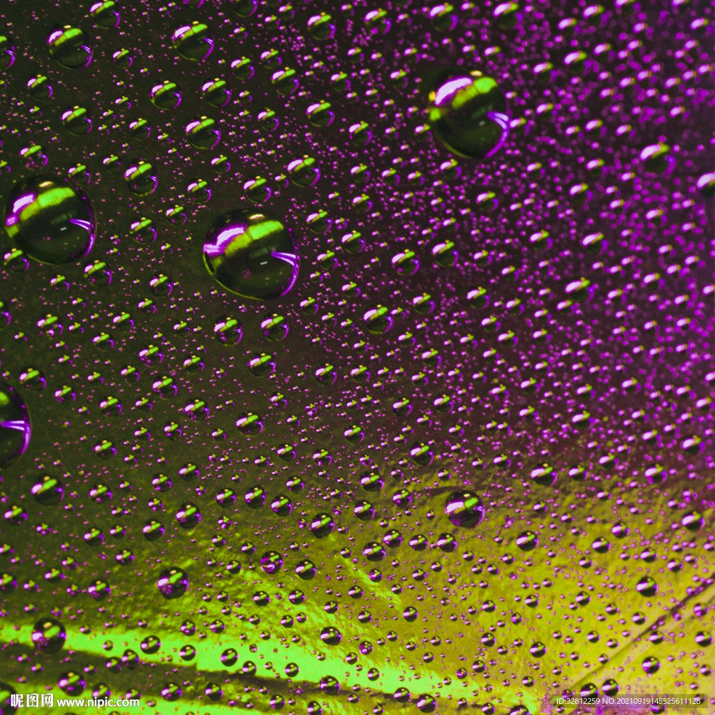 落在窗户玻璃上的雨点水珠