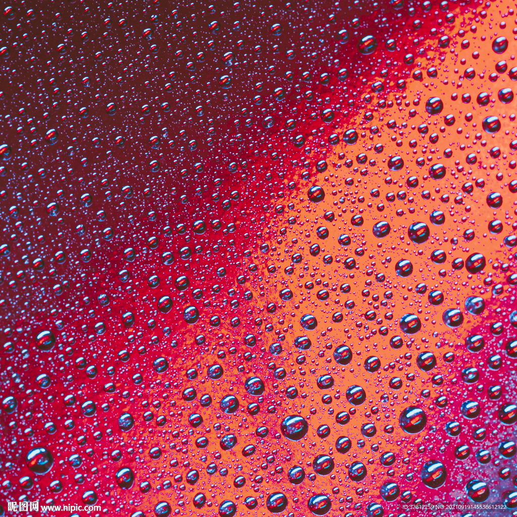 落在窗户玻璃上的雨点水珠