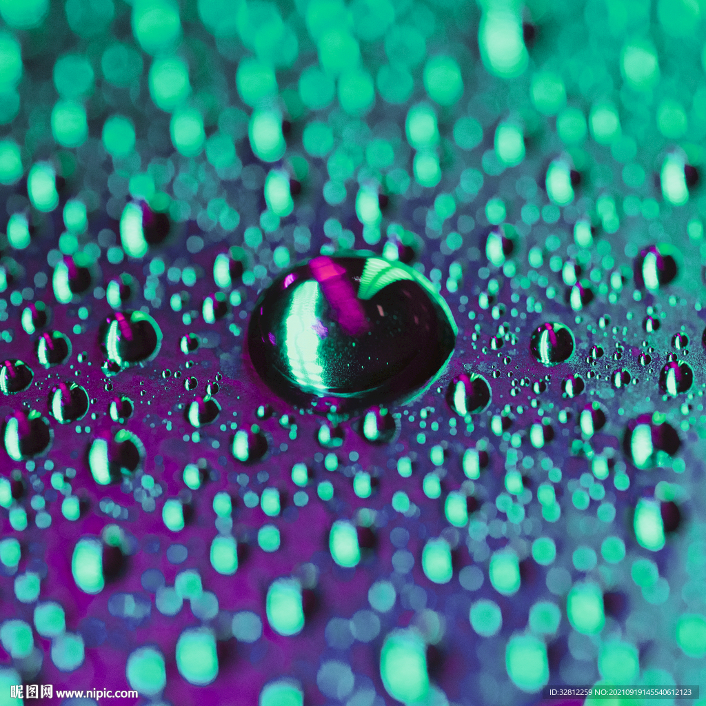 落在窗户玻璃上的雨点水珠