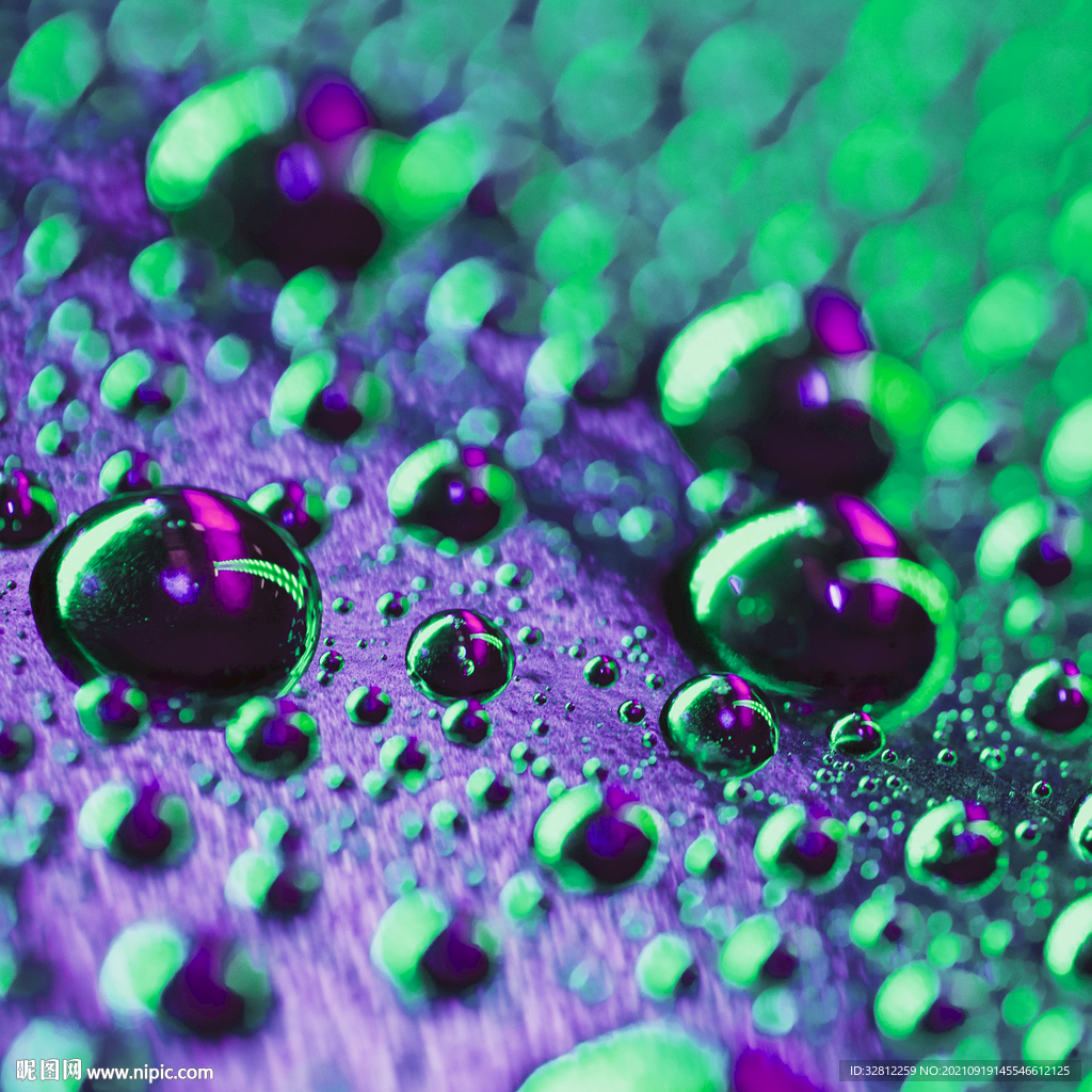 落在窗户玻璃上的雨点水珠