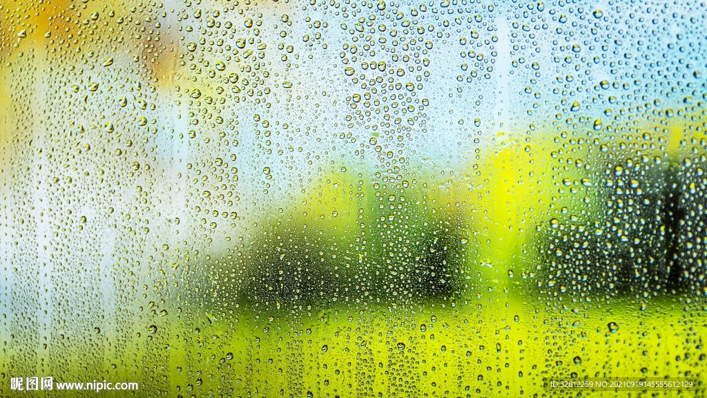 落在窗户玻璃上的雨点水珠