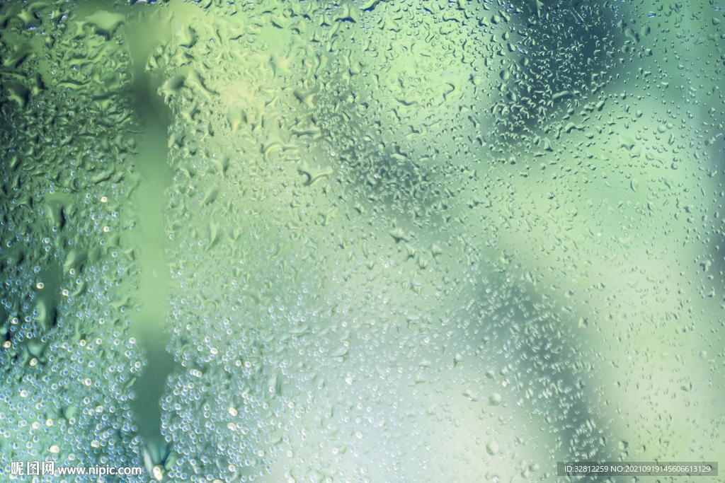 落在窗户玻璃上的雨点水珠