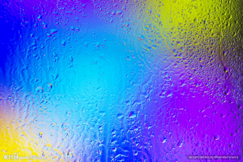 落在窗户玻璃上的雨点水珠